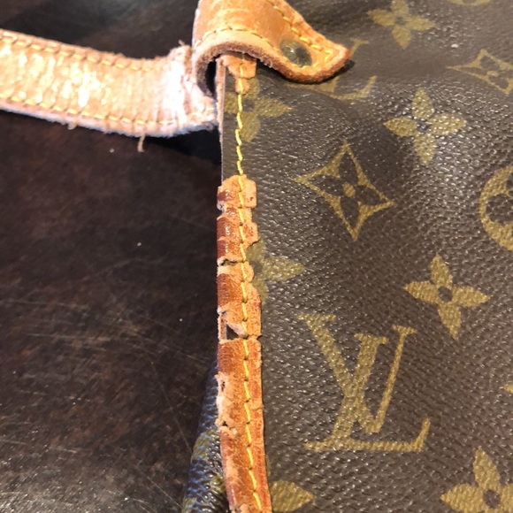 Authentic Louis Vuitton Saumur 30 Crossbody Monogram Canvas - Picture 15 of 17